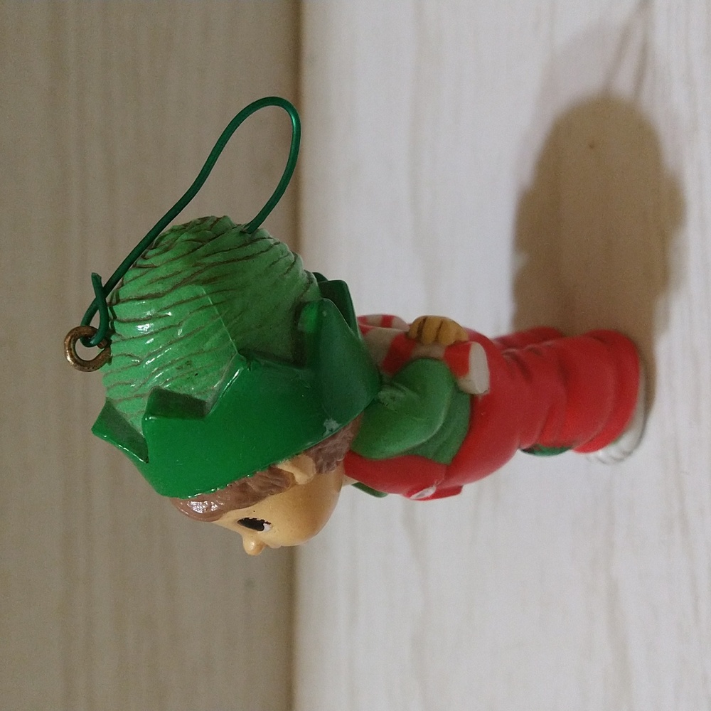 Vintage 1984 Hallmark Keepsake Green Red Kit Christmas Holiday Ornament Elf Boy - Picture 4 of 6